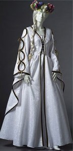 white-gold-renaissance-wedding-gown_53b32934ddf2b378e83139e5