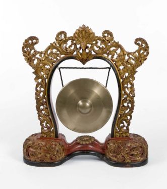 COLLECTIE_TROPENMUSEUM_Gong_hangend_in_een_standaard_onderdeel_van_gamelan_Semar_Pagulingan_TMnr_1340-13