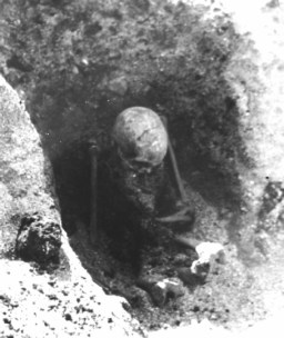 sitting-grave-viking-1